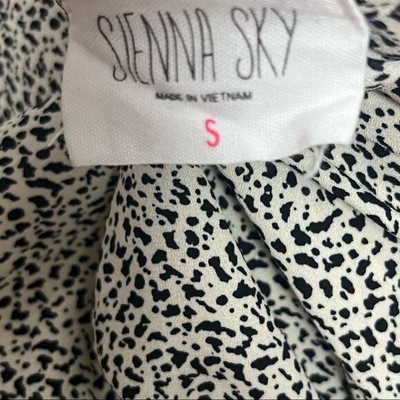 Floral and Patterned Women's Tops - Picture 8 of 9